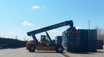 一季度中老鐵路進(jìn)出口貨物超27萬噸 徐工正面吊助力國際貨物運(yùn)輸