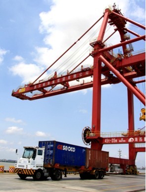 齊心協(xié)力 勇創(chuàng)港口最高裝卸能力